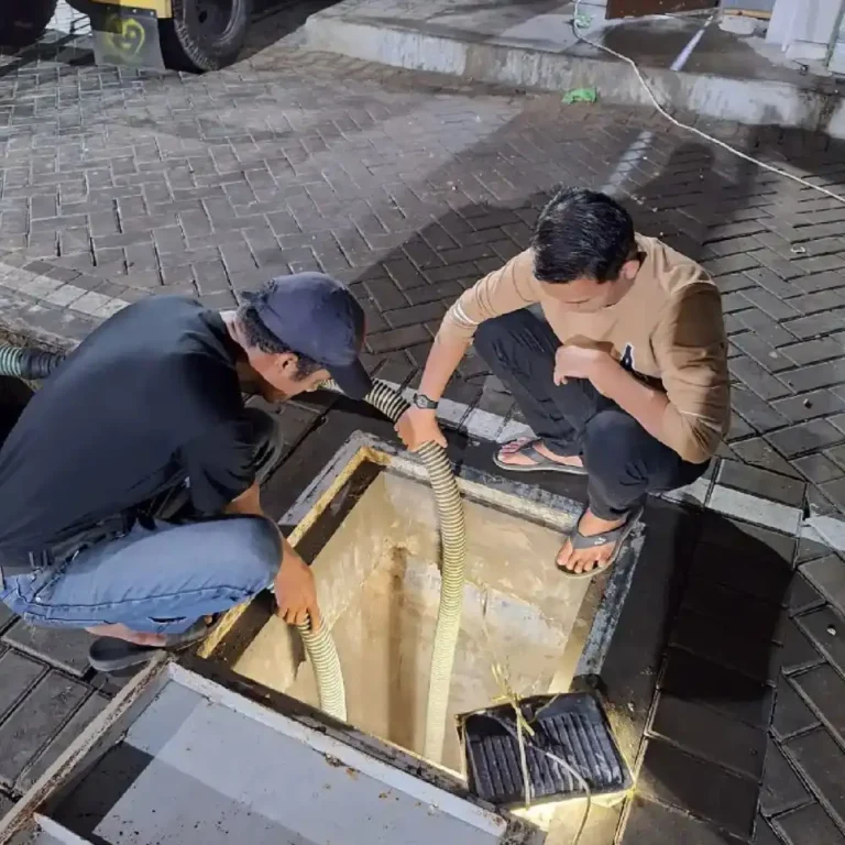 Membersihkan lemak dan limbah pada STP