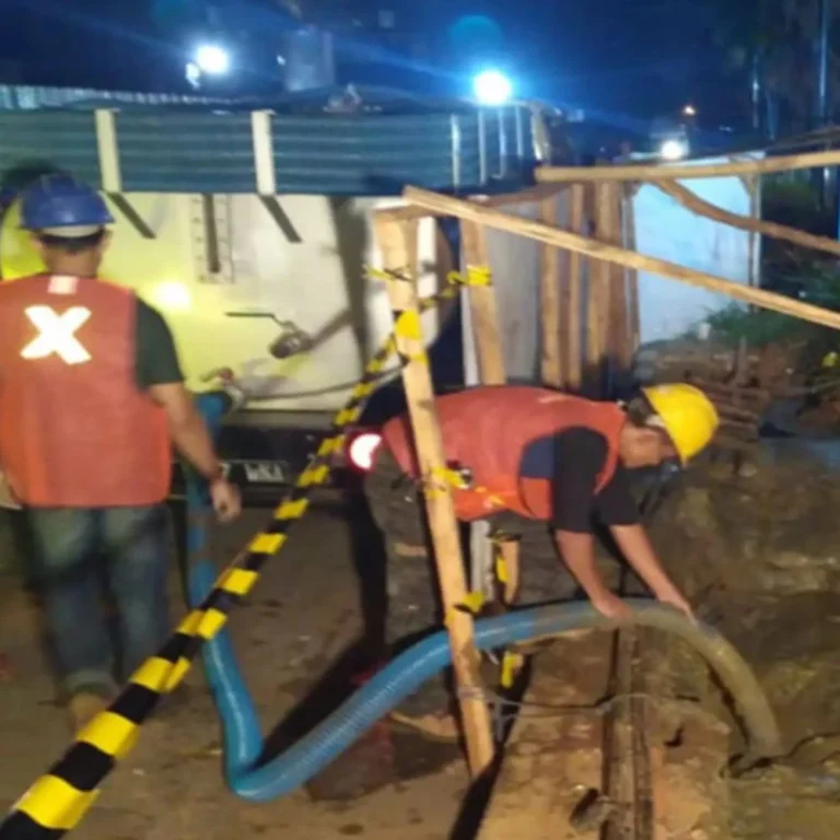 Membersihkan lumpur dari tangki atau area tertentu