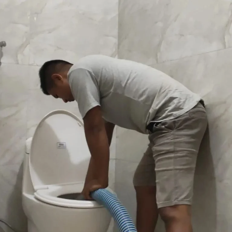 Menangani WC yang penuh atau tersumbat