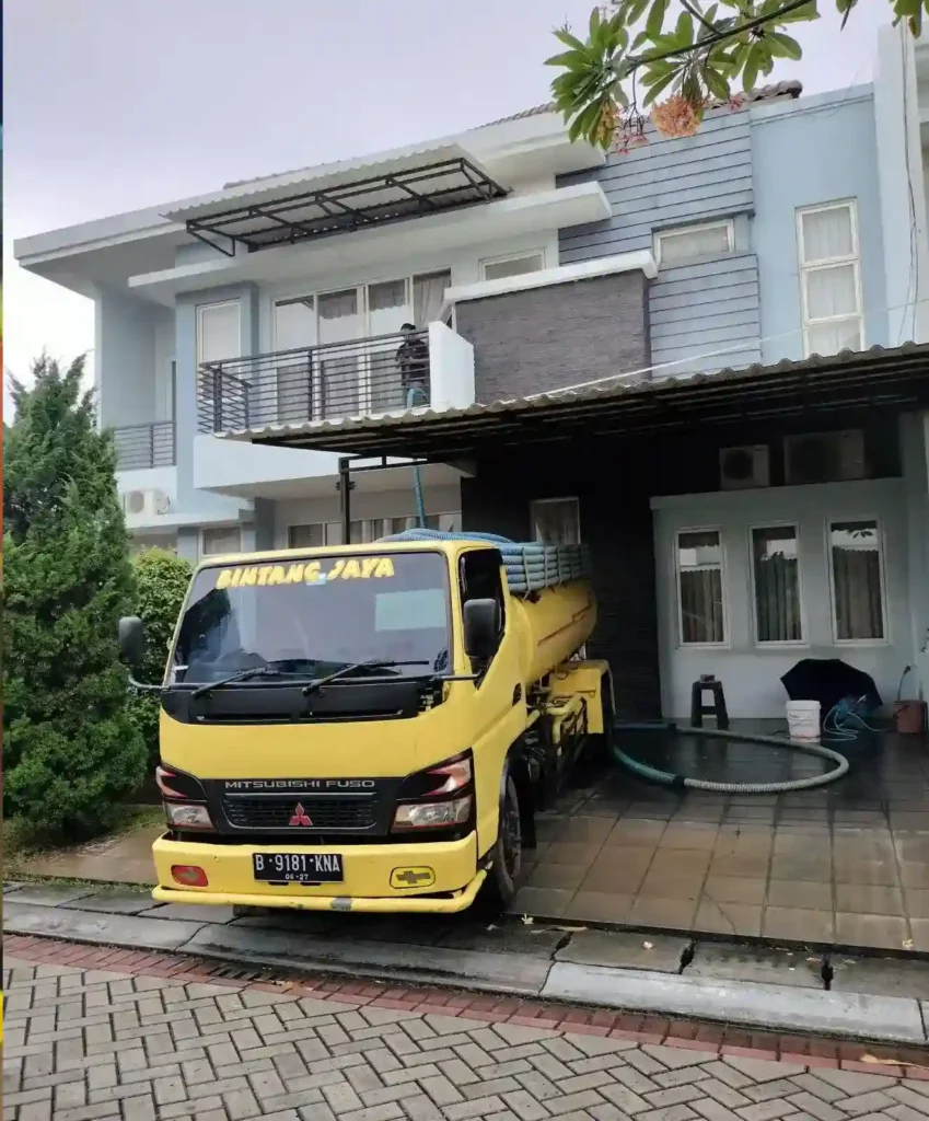 Kendaraan sedot wc sedang bekerja