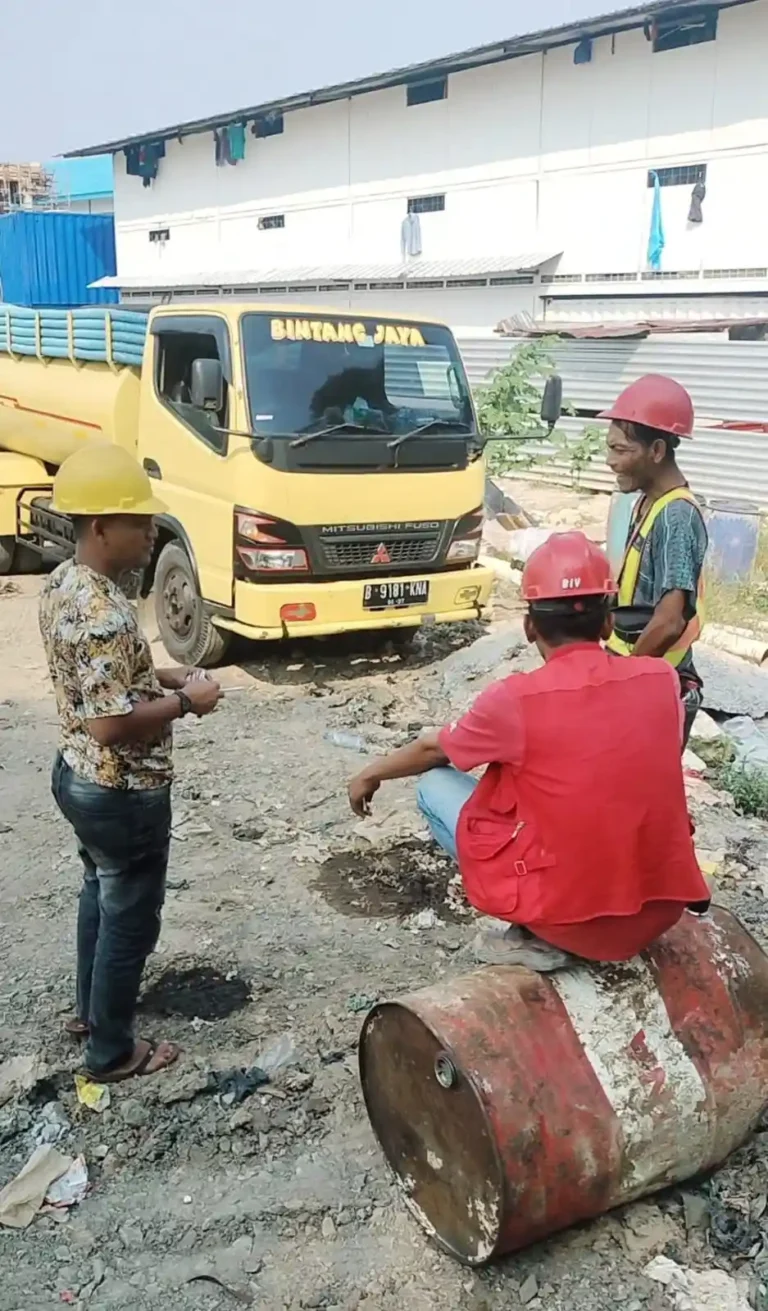 sedang menyedot wc